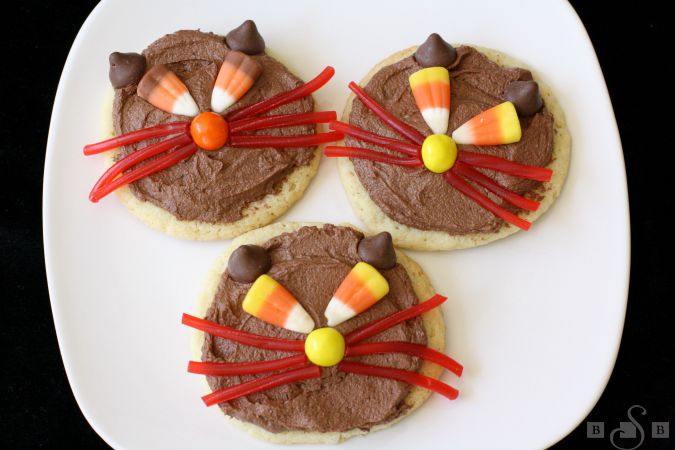 A plate of Scaredy Cat Cookies.